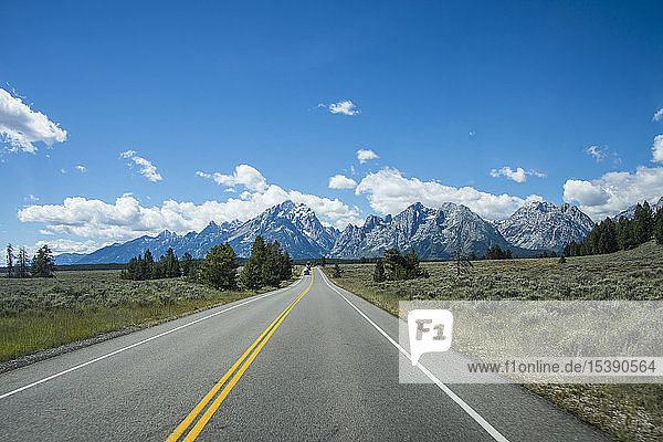 USA  Wyoming  Führende Straße im Teton-Gebiet im Grand Teton National Park