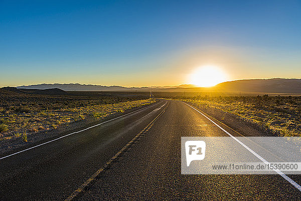 USA  Nevada  Lange kurvenreiche Straße bei Sonnenuntergang