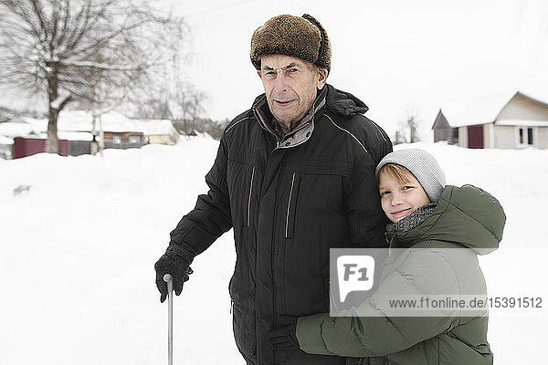 Porträt des Grossvaters und des glücklichen Enkels im Winter