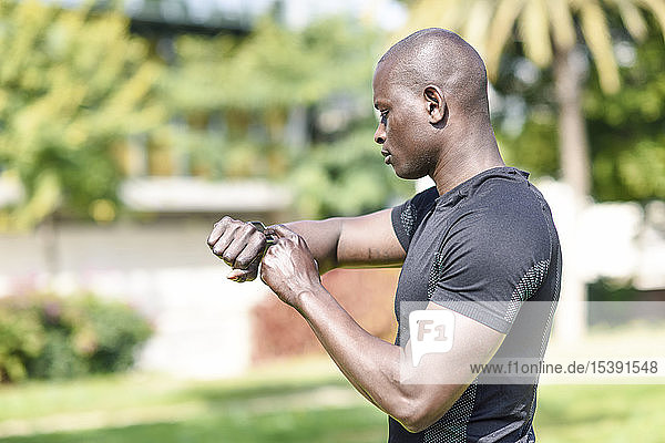 Läufer überprüft Fitnesstrainer von Smart Watch