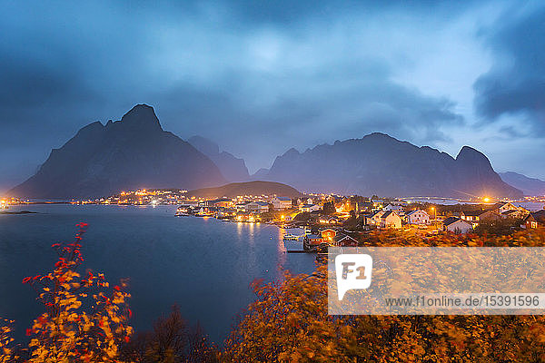 Norwegen Lofoten Küstendorf in der Abenddämmerung