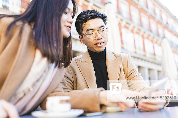 Spanien  Madrid  junges Paar telefoniert in einem Café am Plaza Mayor