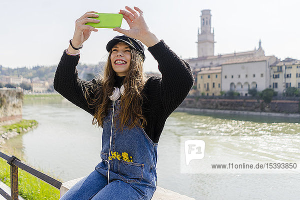 Junge Frau mit Smartphone in Verona