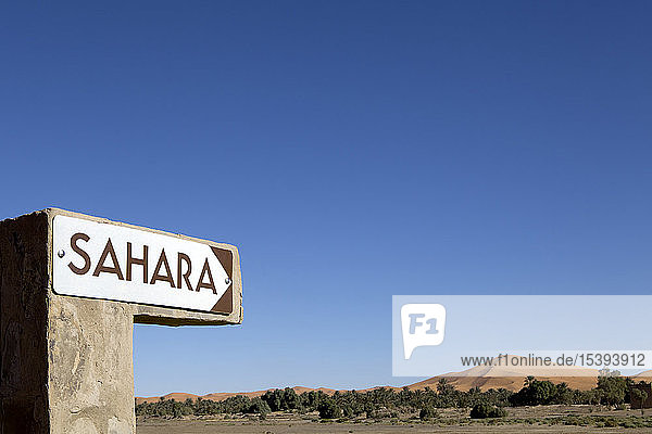 Marokko  Taouz  Merzouga  Erg Chebbi  Wegweiser zur Wüste Sahara