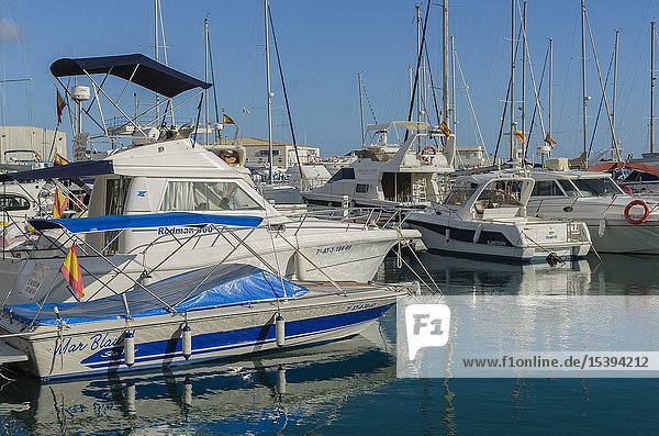 Blick auf ein Boot im Hafen von Campello  Provinz Alicante  Spanien