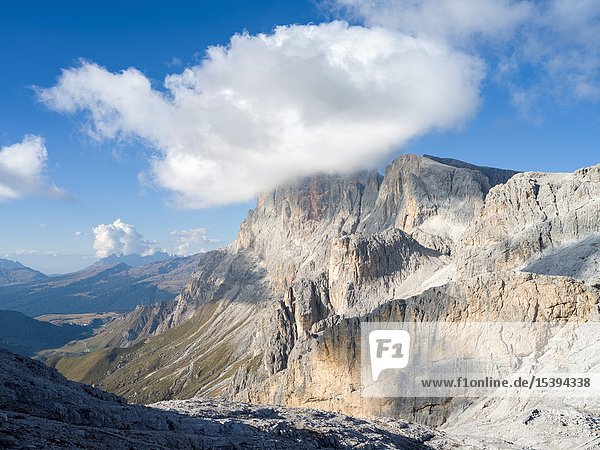 Passo Rolle und Cimon della Pala. Die Pala-Gruppe in den Dolomiten des Trentino. Die Pala-Gruppe ist Teil des UNESCO-Welterbes Dolomiten. Europa  Mitteleuropa  Italien  Trentino.