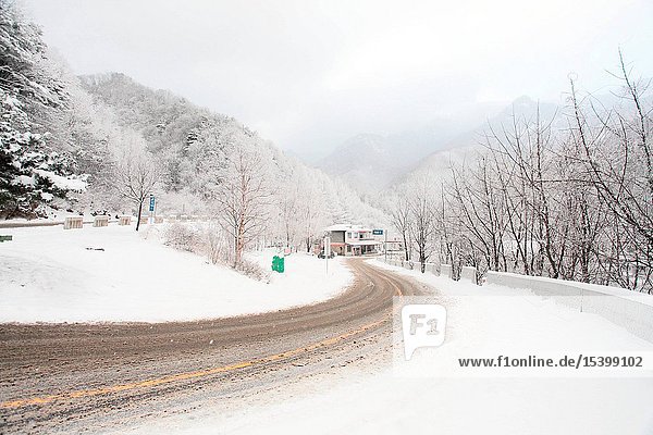Shaanxi Qinling Schneereichtum Highway