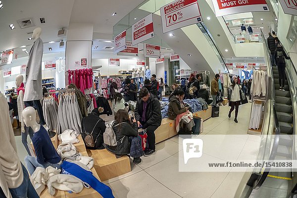 New York NY/USA-December 26 2018 Shoppers search for bargains in the Gap store store on Fifth Avenue in New York on Wednesday December 26 2018. Gap is closing the three-story store on January 20 2019 which it has leased for 20 years. The apparel retailer has previously announced that it will close hundreds of stores. (© Richard B. Levine).