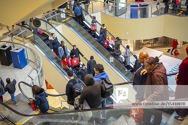 New York NY/USA/-December 22 2018 Crowds of last minute shoppers pack the Queens Center Mall in the borough of Queens in New York on the so-called Super Saturday. the Saturday prior to Christmas December 22 2018. Retail analysts are predicting Super Saturday sales to surpass Black Friday by over $2 billion. (© Richard B. Levine).