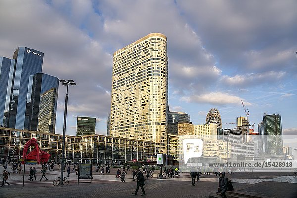 Hochhäuser im Viertel La Defense Paris Frankreich | skyscrapers of the business district La Defense and fountain at dusk Paris France.