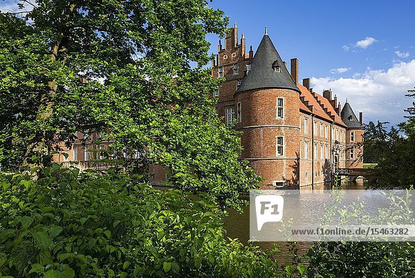 Herten D-Herten Ruhr area Westphalia North Rhine-Westphalia NRW moated castle Late Gothic moat ditch castle garden LWL Landschaftsverband Westfalen-Lippe state hospital of psychiatry welfare centre and day hospital in the castle