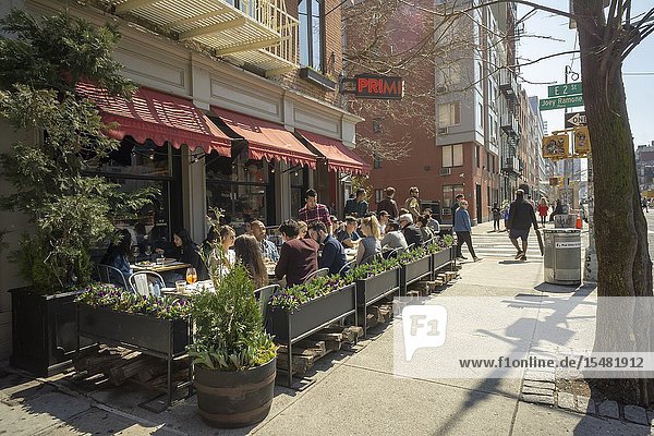 Al fresco dining is de rigueur in the East Village in New York during a warm spring day on Saturday April 6 2019 (© Richard B. Levine).