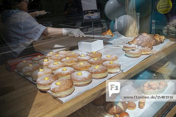 Baked goods in the window of a bakery in New York on Sunday April 14 2019. (© Richard B. Levine).
