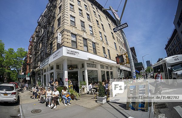 Al fresco dining is de rigueur at the Butcher's Daughter restaurant in New York on Saturday May 18 2019 (© Richard B. Levine).