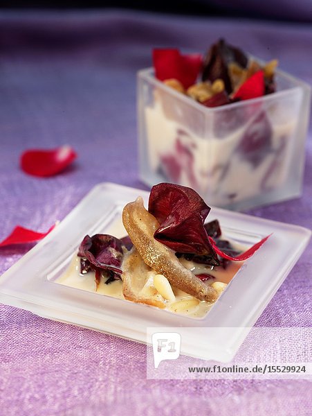 Datiles con petalos de rosa  leche de almendra con especias. / Dates with rose petals and spiced almond milk