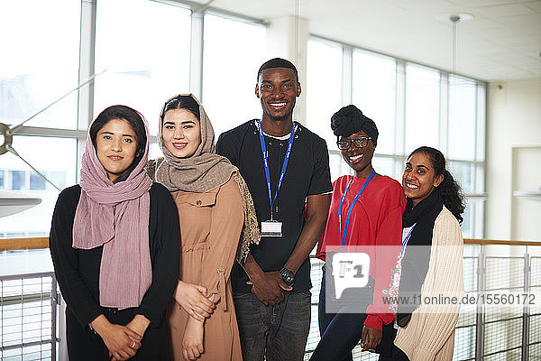 Porträt selbstbewusster  multiethnischer College-Studenten