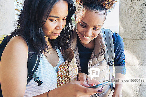 Junge Frauen  die ein Smartphone benutzen