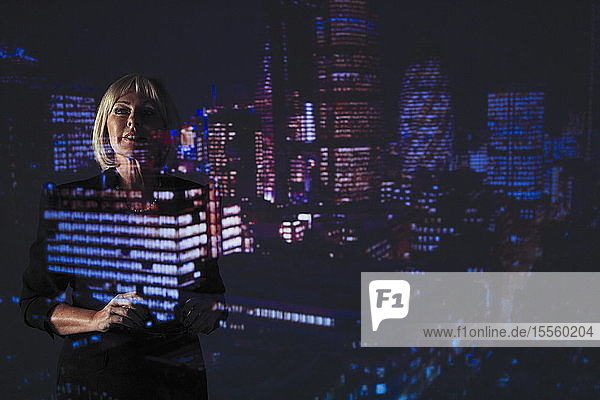 Doppelbelichtung Geschäftsfrau gegen Hochhaus Lichter in der Nacht