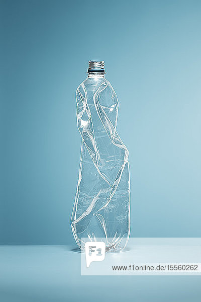 Zerknitterte  leere Plastikwasserflasche