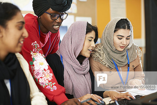 Studentinnen in Hidschab und Dhuku bei der Benutzung eines Computers im Computerraum