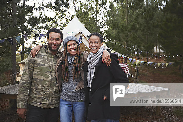 Porträt glücklicher Freunde auf einem Campingplatz im Wald