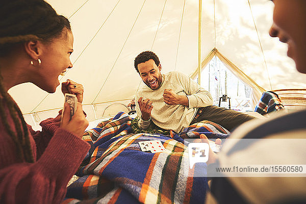 Familie spielt Karten in der Camping-Jurte