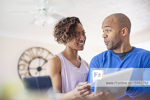 Ehepaar im Gespräch  mit digitalem Tablet