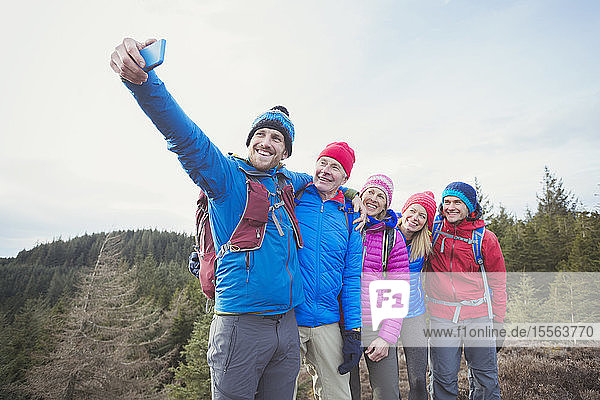 Familie macht Selfie im Wald