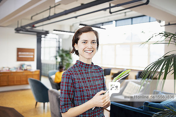 Porträt selbstbewusste Geschäftsfrau im Büro