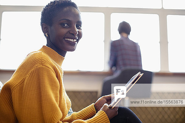 Porträt einer selbstbewussten Geschäftsfrau mit digitalem Tablet