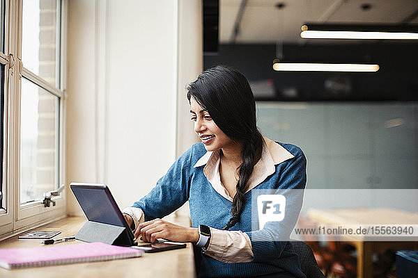 Geschäftsfrau arbeitet am digitalen Tablet im Büro