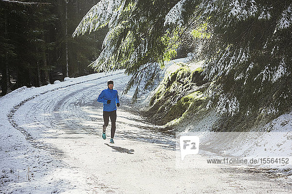 Mann joggt im Schnee