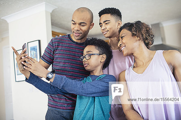Familie nimmt Selfie
