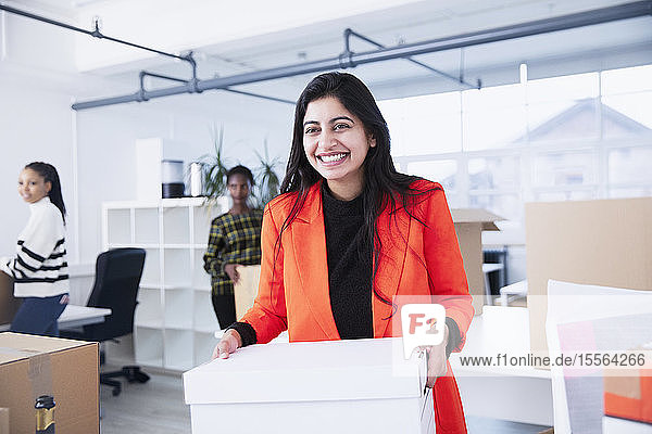 Porträt einer selbstbewussten Geschäftsfrau beim Umzug in ein neues Büro