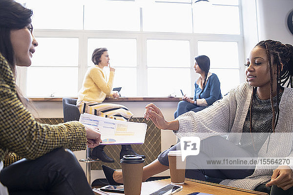 Geschäftsfrauen besprechen Papierkram im Büro