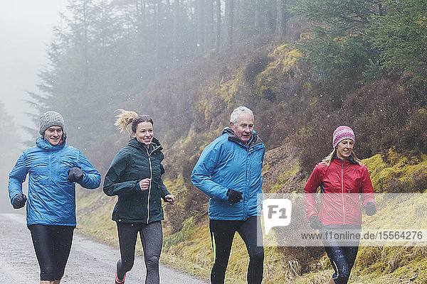 Familie joggt im Wald