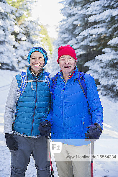 Portrait Vater und Sohn beim Wandern im Schnee