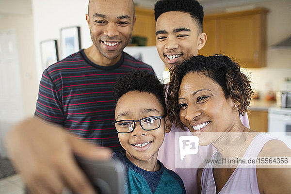 Glückliche Familie beim Selfie