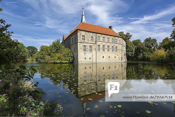 Luedinghausen D-Luedinghausen Stever Muensterland Westphalia North Rhine-Westphalia NRW Castle Luedinghausen moated castle Middle Ages renaissance castle adult education centre VHS moat castle ditch mirroring *** Local Caption ***.