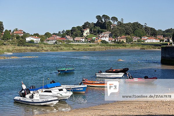 Barro is a parish of Llanes. In 2013 the parish had a registered population of 452 inhabitants spread over 472 family homes and an area of 9. 42 km².