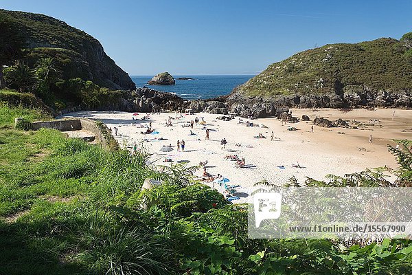 Eastern beach of Asturias. The beach of Barro in Llanes is about 250 meters long and at low tide it has a double size white sand and acceptable services. It is ideal to approach with children because its swell is always moderate. It is a semi-urban beach with high public audience in summer season due to its proximity to the town of Llanes capital of the municipality of the same name.