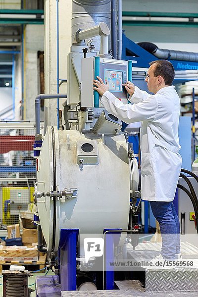 Ein Mitarbeiter Der Schmack Biogas Ag Regelt Die Heizungsverteilung Mit Einer Pumpensteuerung Im Technikgebaude Einer Biogasanlage Der Schmack Biogas Ag In Schwandorf Bayern Deutschland Europa