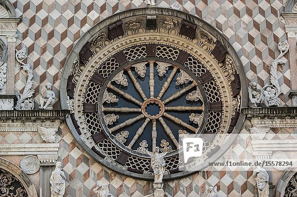 Detail of rose window on façade of Colleoni Chapel (Cappella Colleoni), Piazza del Duomo, Upper Town (Città Alta), Bergamo, Italy, Europe.