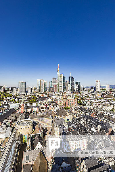 Die Schirn Kunsthalle und Gebäude bei strahlend blauem Himmel in Frankfurt  Deutschland