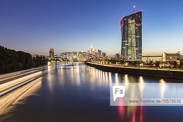 Fluss in beleuchteter Stadt gegen blauen Nachthimmel in Frankfurt  Deutschland