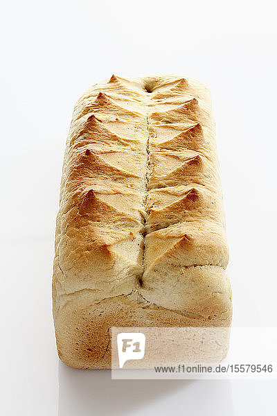Laib Weißbrot auf weißem Hintergrund