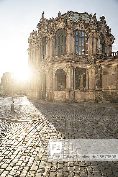Ansicht des Zwingers gegen den Himmel bei Sonnenuntergang in Dresden  Sachsen  Deutschland