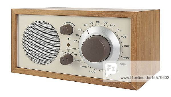 Radio im Retro-Stil auf weißem Hintergrund  Nahaufnahme