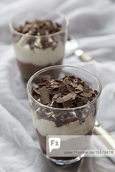 Gläser mit Schichtschokoladen-Dessert