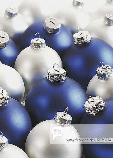 Silberne und blaue Weihnachtskugel  Nahaufnahme